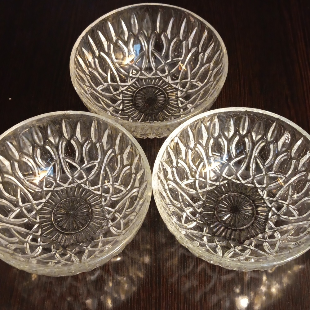 SMALL GLASS CUT BOWLS